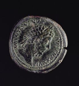 Sestercjusz (awers) wybity przez Marka Aureliusza (AD 161-AD 180) z głową Marka Aureliusza (121-180) (rewers patrz 119154)